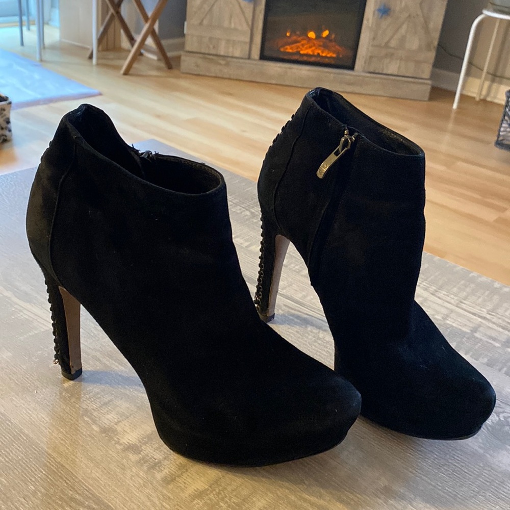 Vince Camuto size 8.5 suede
